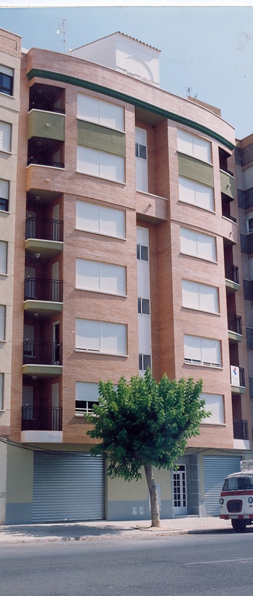 Edificio de 14 viviendas en bloque y locales comerciales en Burriana (Castellón)